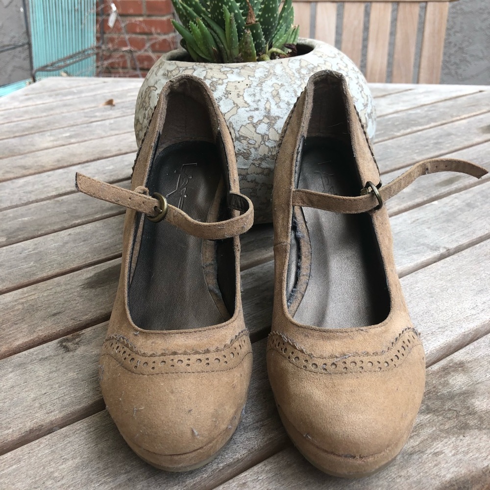 Women’s Brown/Beige Size 7 Mary Jane Shoes  - 

Perfect for a Halloween Costume